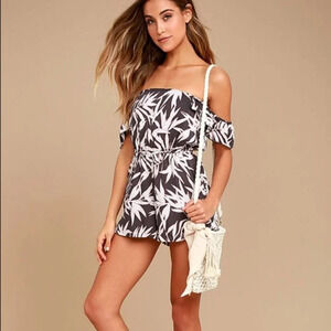 NEW Amuse Society Estella Charcoal Grey Leaf Print Romper Shorts Jumpsuit Small